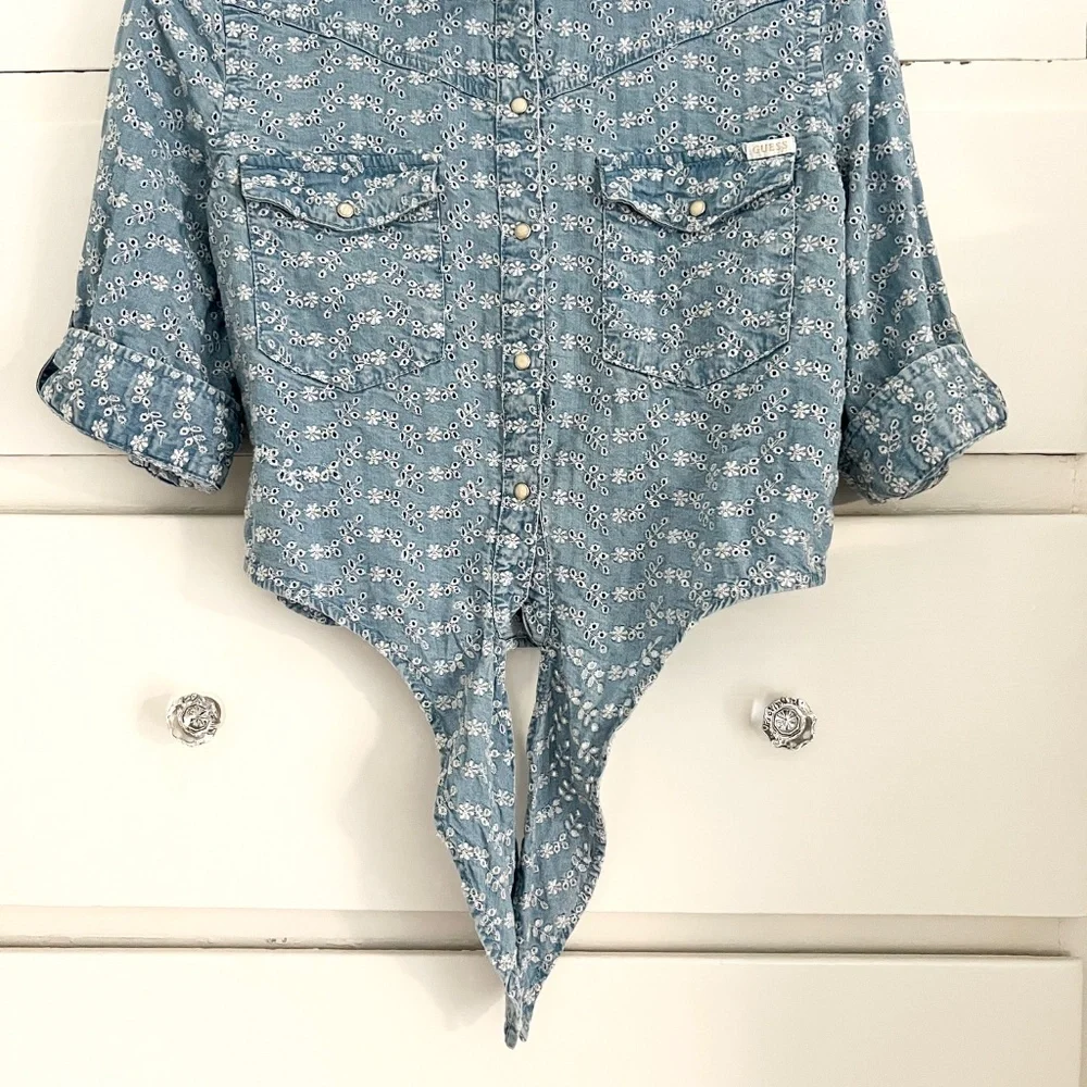 Guess Chambray Eyelet Tie Front Shirt Blue Western Floral Embroidered Top M - Picture 5 of 7
